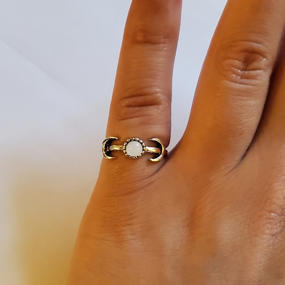NWOT Dainty Opal Eclipse Ring - Picture 1 of 3